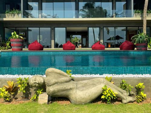 posąg kobiety leżącej obok basenu w obiekcie DORMERO Hotel Sri Lanka Hikkaduwa Beach w mieście Hikkaduwa