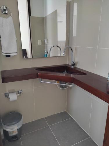 y baño con lavabo y aseo. en Apartaestudio 201 - Casa Hotel Anita, en Tuluá