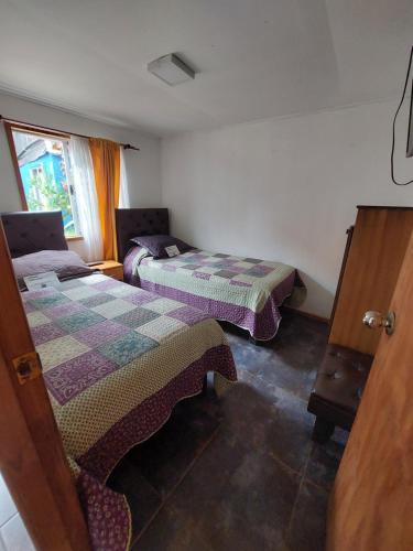 1 dormitorio con 2 camas y ventana en Noface 7, en Los Vilos