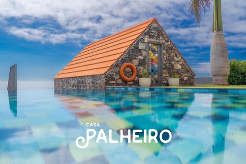 een foto van een zwembad met een huis bij Casas Da Vereda in Estreito da Calheta