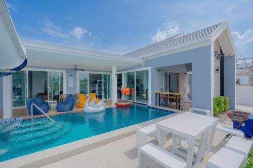 uma piscina com um macarrão de piscina numa casa em พลอยพูลวิลล่า ชะอำ 1 Ploy Poolvilla Cha-am 1 em Cha Am