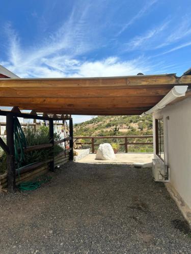 a wooden pergola on top of a building at Cabañas las Balsas Rapel in Las Cabras