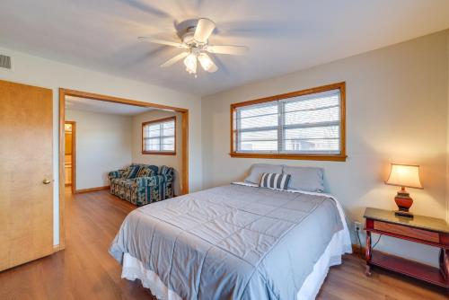 1 dormitorio con 1 cama y ventilador de techo en Pineville Home with Fire Pit Less Than Half-Mi to Elk River!, 