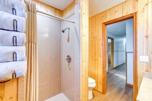 een badkamer met een douche en een toilet bij Pineville Home with Fire Pit Less Than Half-Mi to Elk River! 