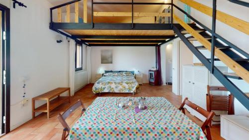 1 dormitorio con 1 cama y 1 mesa con 1 cama en Le CaRaMeLle di Baratti en Baratti