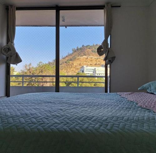 una camera con letto e vista sulle montagne di Apart Hotel AR a Santiago