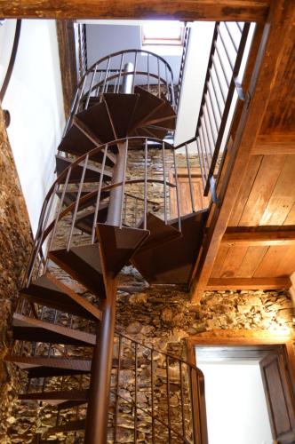 - un escalier en colimaçon dans un bâtiment doté de plafonds en bois dans l'établissement CASA SANTOLINI, à Poggio-Mezzana