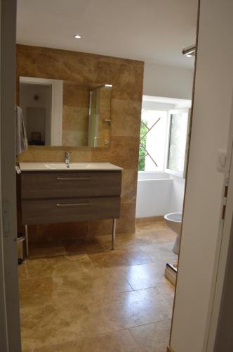 une salle de bain avec un lavabo et un miroir dans l'établissement CASA SANTOLINI, à Poggio-Mezzana