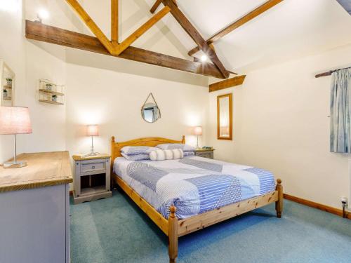 um quarto com uma cama e uma secretária em 2 Bed in Holsworthy GFOXG em Sutcombe