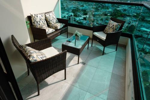 d'un balcon avec des chaises et une table offrant une vue. dans l'établissement Luxury 3BR Penthouse in Astria 1408, à Tegucigalpa