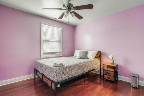 een slaapkamer met een bed en een plafondventilator bij Pet-Friendly Silver Spring Home 2 Mi to Downtown! in Silver Spring