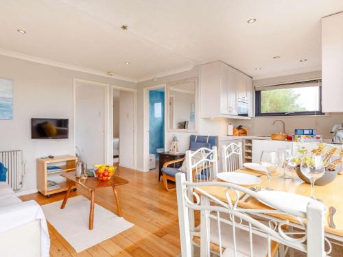 Η κουζίνα ή μικρή κουζίνα στο 2 Bed in Mullion Cove 52468