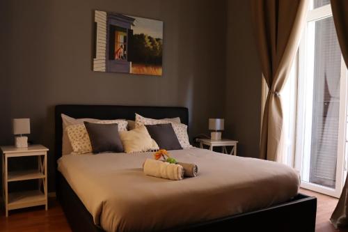 sypialnia z łóżkiem z dwoma pluszakami w obiekcie Naples Soul - city center w mieście Napoli