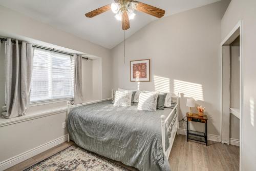 1 dormitorio con 1 cama y ventilador de techo en Saginaw Home with Fenced Yard 11 Mi to Fort Worth!, en Saginaw