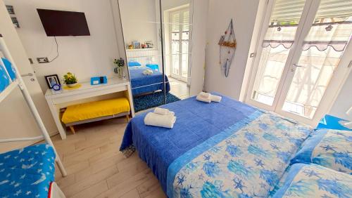 ガエータにあるGaeta in Vacanza - Esclusivo App. sulla Spiaggiaのベッドルーム1室(ベッド2台、壁掛けテレビ付)