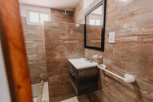 uma casa de banho com um lavatório e um espelho em Boulevard Duplex em General Pico