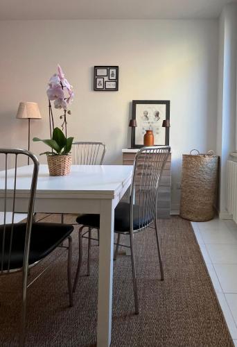 帕爾馬的住宿－Flatluxe Parma 1，一间配备有白色桌椅的用餐室