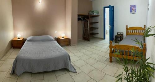 1 dormitorio con 2 camas y 2 lámparas en el suelo en U FILANCIU, en Olmeto