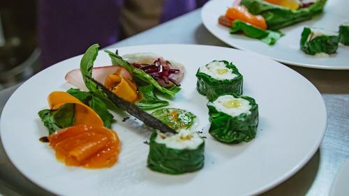 une assiette blanche de nourriture sur une table dans l'établissement Le Cinquante, à Groix