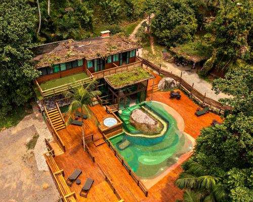 una vista aérea de una casa con piscina en Grajagan Mata Atlântica, en Antonina