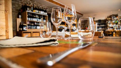 - un groupe de verres à vin assis sur un bar dans l'établissement Le Cinquante, à Groix