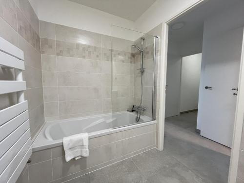 y baño con bañera y ducha. en le Bel Alpin, en Annecy