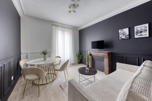 ein Wohnzimmer mit einem Sofa und einem Tisch in der Unterkunft Charming accommodation - Close to Paris in LʼÎle-Saint-Denis