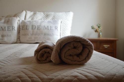 a pair of towels on top of a bed at Espacio Alem in Comodoro Rivadavia