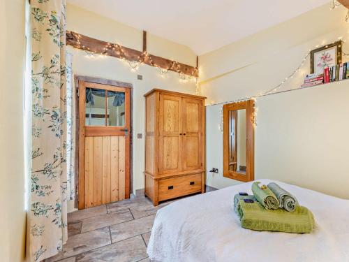 1 dormitorio con 1 cama y puerta de madera en 1 Bed in Westward Ho GATAB en Bideford
