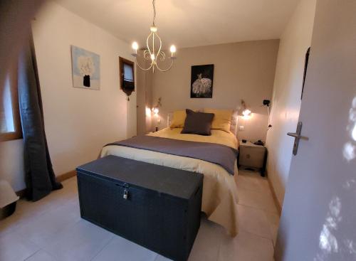 - une chambre avec un lit à tronc noir dans l'établissement Villa 4P - Piscine privée sur terrain privé & clos 1400m2 - Au coeur de la Provence verte - Chien OK, à Rians