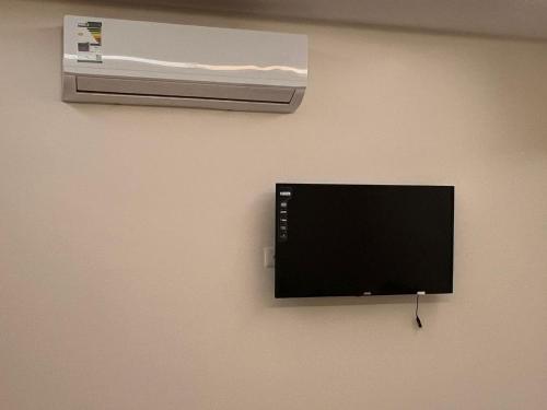 ريزا الفندقية Reeza Suites في الخبر: تلفزيون بشاشة مسطحة معلق على الحائط