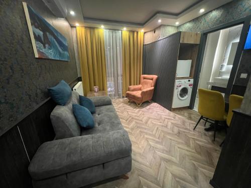 un soggiorno con divano e sedia di Dolce Vita Suite Hotel a Istanbul