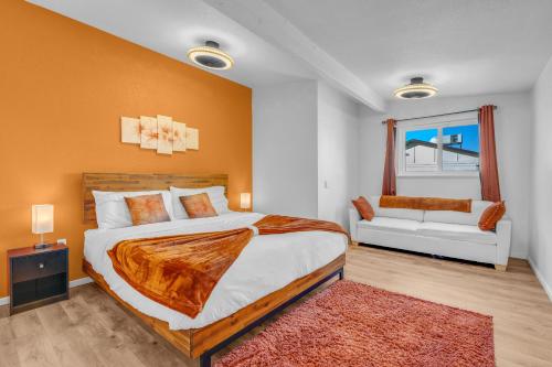 Un dormitorio con una cama grande y una ventana en Spacious Remodeled Retreat Haven, en Las Vegas