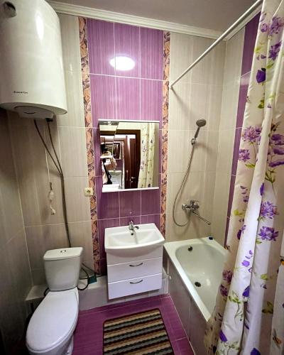 Kylpyhuone majoituspaikassa Alim apartment