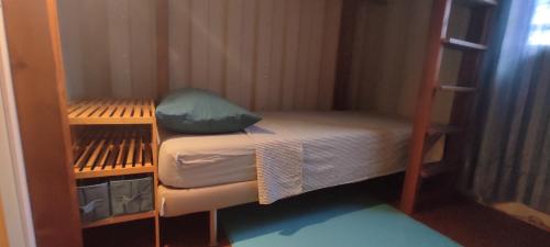 Habitación pequeña con litera y almohada en HOME CONTAINER RESORT Air, en Sainte-Rose