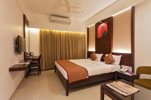 Säng eller sängar i ett rum på Hotel Chaitali - Pure Veg