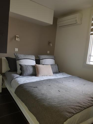 Ένα ή περισσότερα κρεβάτια σε δωμάτιο στο Appartement climatisé proche Gare et Centre-Ville