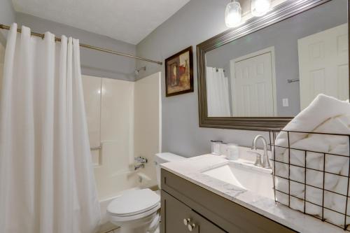 uma casa de banho com um lavatório, um WC e um espelho. em Lithonia Home, 5 Mi to Panola Mountain State Park em Lithonia