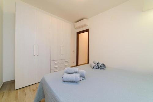 1 dormitorio con 1 cama con 2 toallas en Casa Vacanze Maraldo, en Marina di Camerota