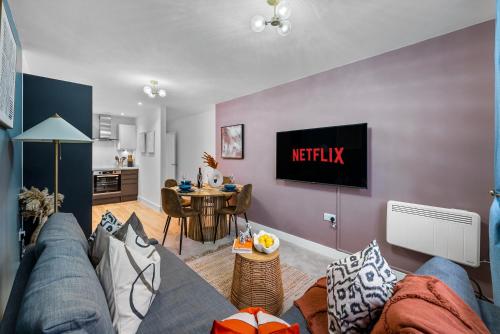 a living room with a couch and a kitchen at 1-Bedroom Luxurious, City Centre, Chic & Stunning Apartment in Southampton, Sleeps 4 - by Blue Puffin Stays in Southampton