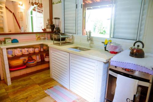 a kitchen with a sink and a window at Casa a 220m da Praia de Boicucanga-Sao Sebastiao in São Sebastião