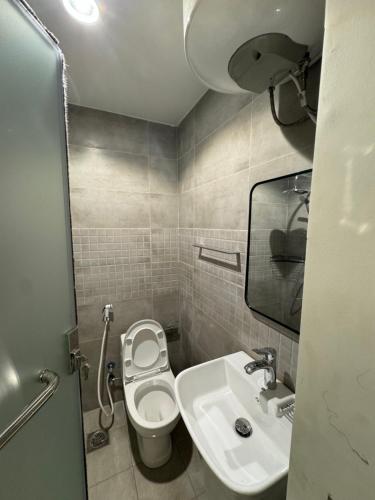 a small bathroom with a toilet and a sink at GOLD DuBA in Ḑubā