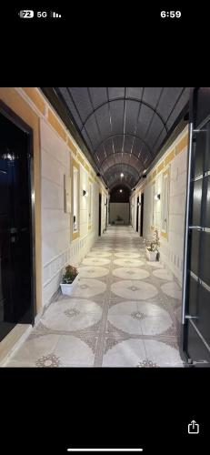 pusty korytarz w budynku z sufitem w obiekcie GOLD DuBA w mieście Ḑubā