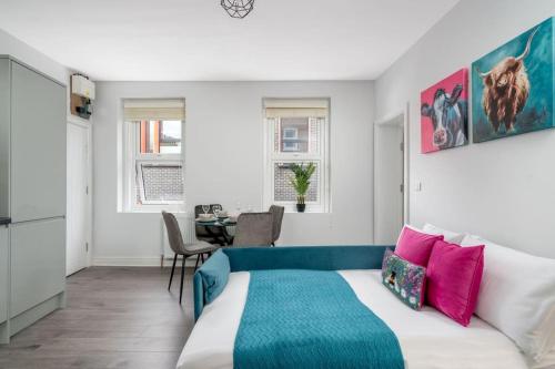 um quarto com uma cama grande e uma mesa em Spacious 2bed Brick Lane flat - 2nd Floor em Londres