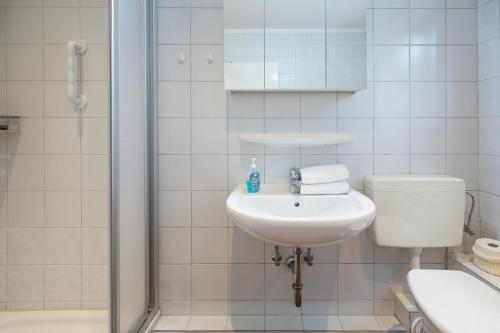 Am Schlosspark في هوسوم: حمام مع حوض ومرحاض ودش