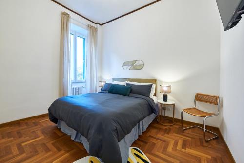 ein Schlafzimmer mit einem großen Bett und einem Fenster in der Unterkunft IREX Vatican private apartment in Rom