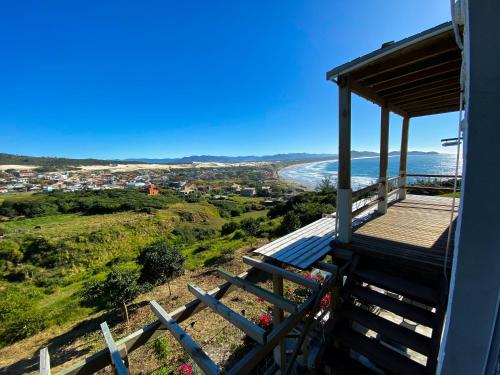 uma varanda de uma casa com vista para o oceano em Pousada PARAÍSO 26 em Imbituba