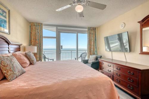 - une chambre avec un lit et une grande fenêtre dans l'établissement Amazing Oceanfront Home HS 4th Floor, à Myrtle Beach