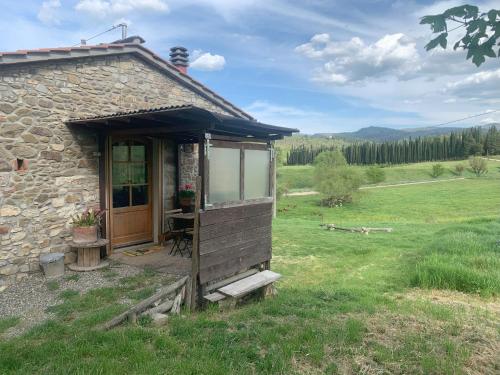 een kleine hut met een deur in een veld bij Agriturismo Podere le Fornaci in Greve in Chianti