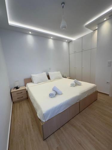 ロードス・タウンにあるHella apartmentのタオルが敷かれた大きなベッドのある寝室